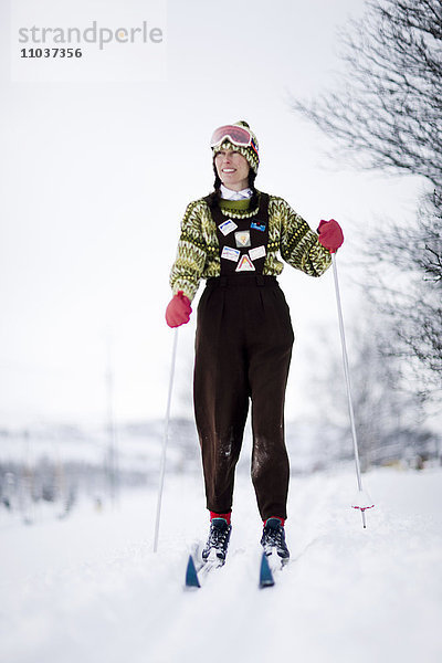 Eine Frau beim Skifahren  Schweden.