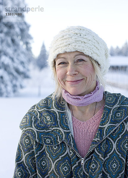 Porträt einer Frau vor einer winterlichen Landschaft  Schweden.