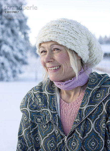 Porträt einer Frau vor einer winterlichen Landschaft  Schweden.