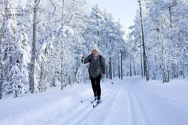 Frau beim Skifahren  Schweden.