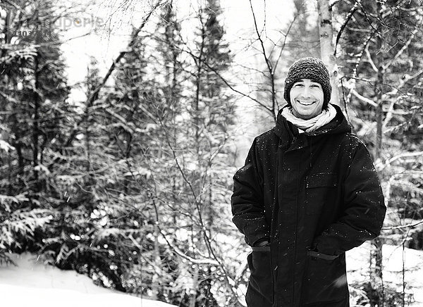 Porträt eines Mannes in einem winterlichen Wald  Norwegen.