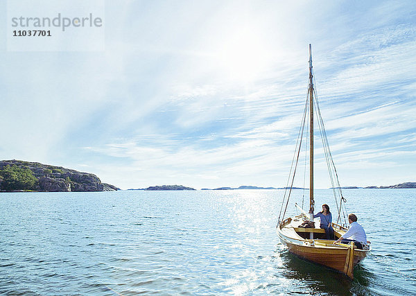 Ein Paar in einem Segelboot  Schweden.