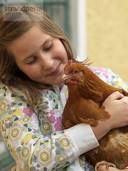 Mädchen hält ein Huhn  Schweden.