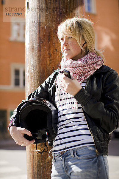 Frau mit einem Mobiltelefon  Schweden.