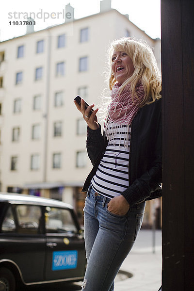 Frau benutzt ein Mobiltelefon  Schweden.