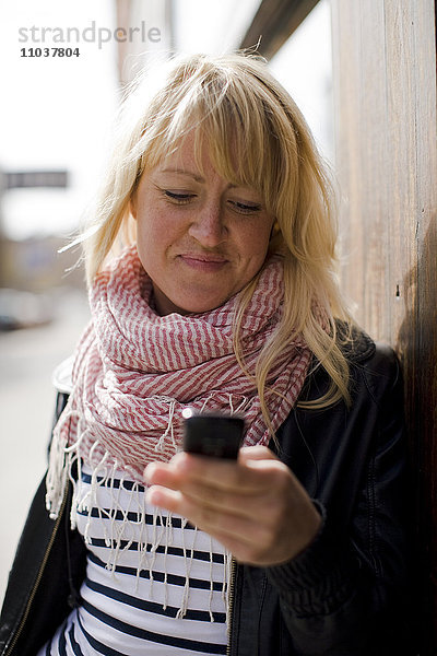 Frau benutzt ein Mobiltelefon  Schweden.