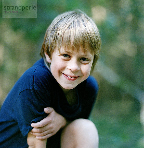 Porträt eines Jungen in einem Wald  Schweden.