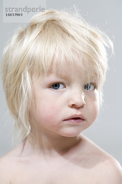 Porträt eines blonden kleinen Jungen.