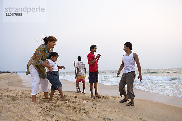 Menschen an einem Strand  Indien.