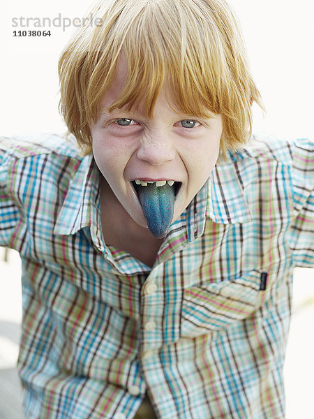 Junge streckt seine blaue Zunge heraus  Schweden.