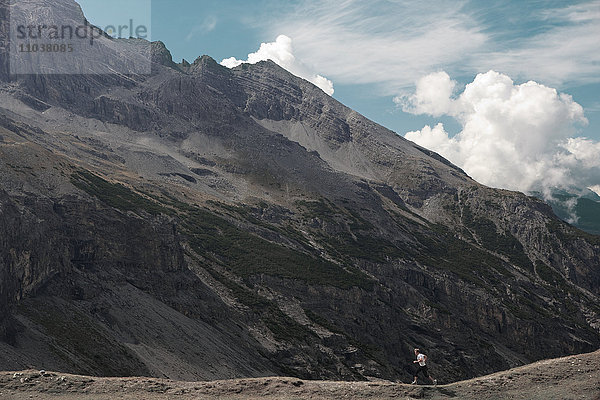 Mann beim Laufen in den Bergen  Italien.
