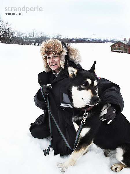 Frau mit Hund im Schnee  Schweden.
