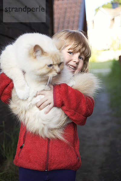 Mädchen hält eine große Katze  Schweden.