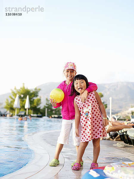Junge und Mädchen an einem Schwimmbad  Türkei.