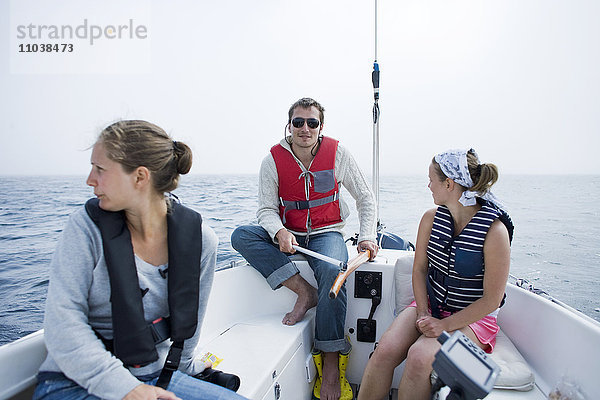 Menschen auf einem Segelboot  Schweden.
