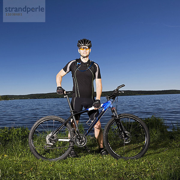 Radfahrer mit einem Mountainbike  Schweden.