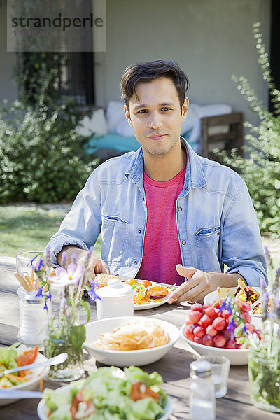 Mann beim Essen im Freien  Porträt