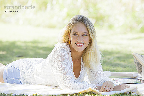 Frau beim Sonnenbaden im Park