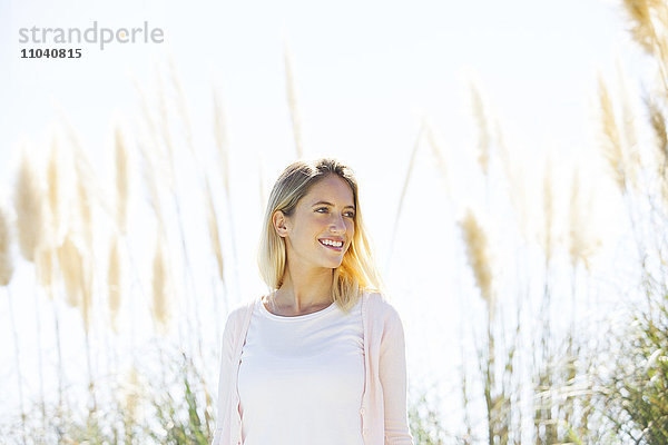 Frau genießt Naturspaziergang