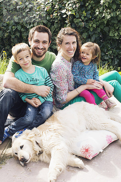 Familie mit kleinen Kindern und Familienhund  Portrait