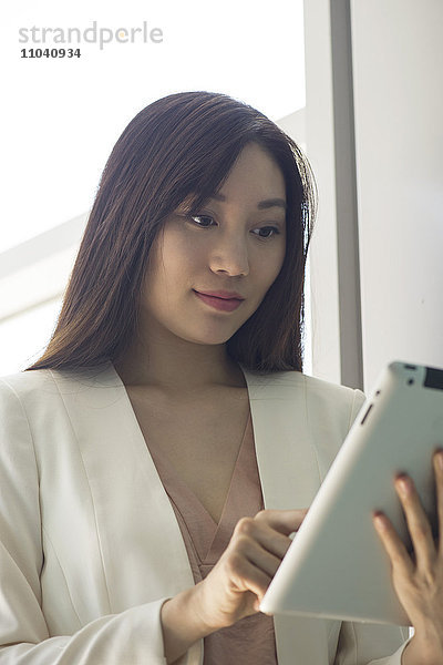 Geschäftsfrau mit digitalem Tablett