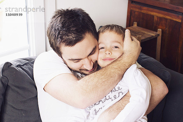 Vater umarmendes Kind  Portrait