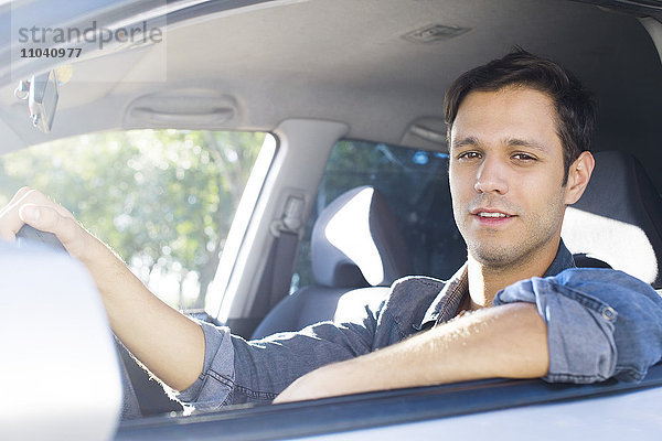 Mann genießt Pendeln im komfortablen Auto
