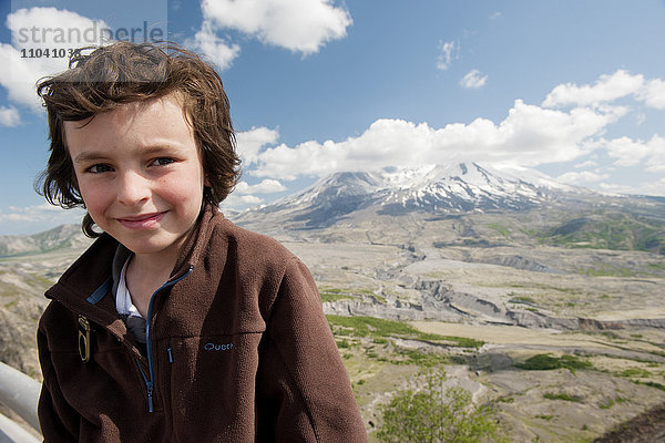Junge am Mount St. Helens National Volcanic Monument  Washington  USA