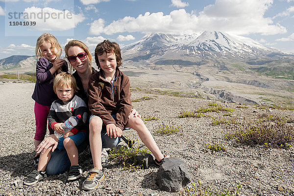 Mutter und Kinder posieren vor Mount St. Helens  Washington  USA