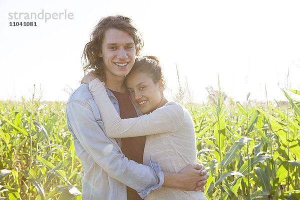 Junges Paar umarmend  Portrait