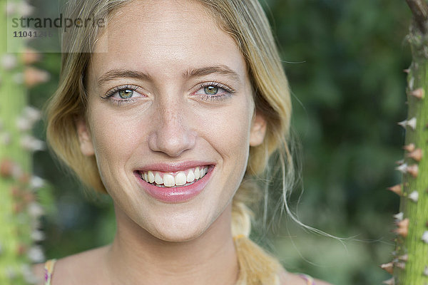 Junge Frau lächelt fröhlich  Porträt