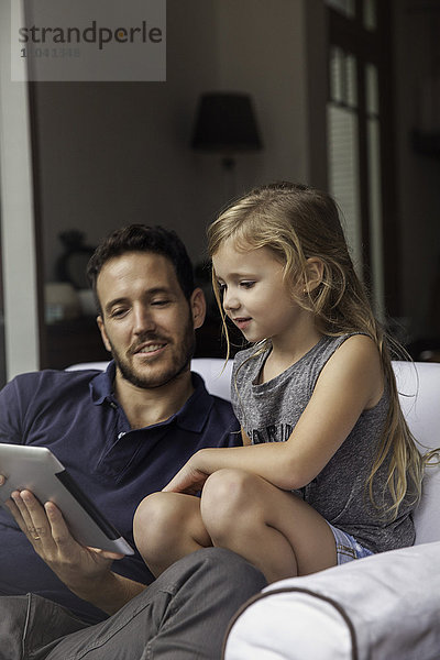 Vater und Tochter verwenden gemeinsam ein digitales Tablett
