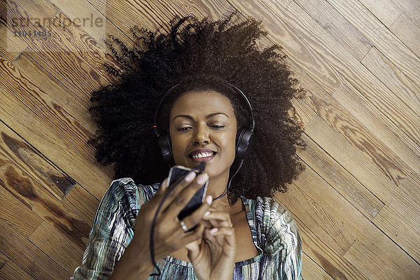 Frau hört Musik auf dem Smartphone