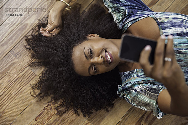 Frau nimmt Selfie mit Smartphone