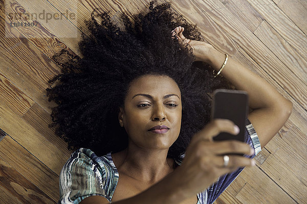 Frau nimmt Selfie mit Smartphone