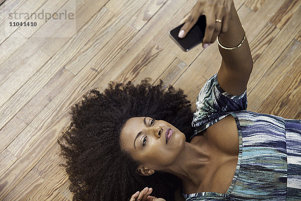 Frau nimmt Selfie mit Smartphone