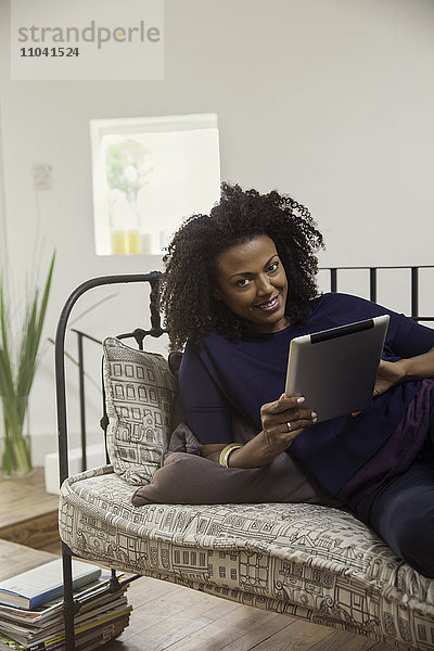 Frau beim Online-Shopping mit digitalem Tablett