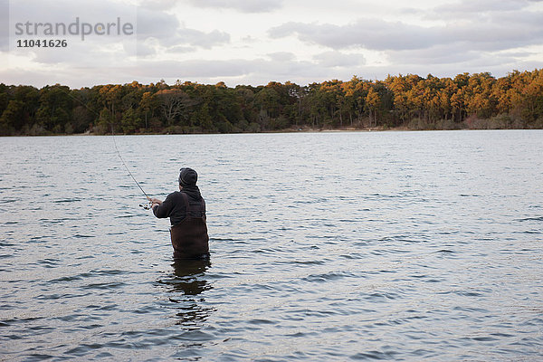 Person beim Angeln im See