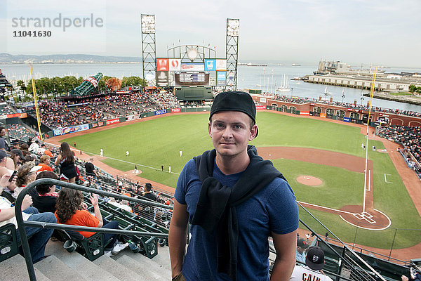 Mann steht im Baseballstadion in San Francisco  Kalifornien  USA