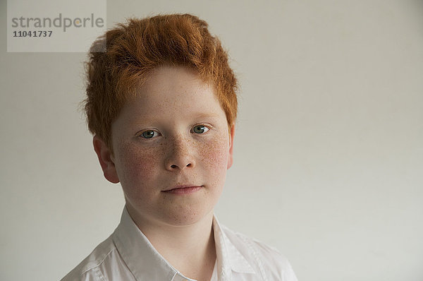 Junge mit roten Haaren und Sommersprossen  Portrait