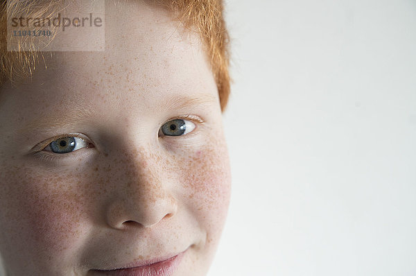 Junge mit roten Haaren und Sommersprossen  Nahaufnahme Portrait