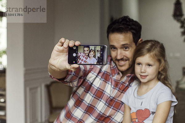 Vater und Tochter posieren für Selfie