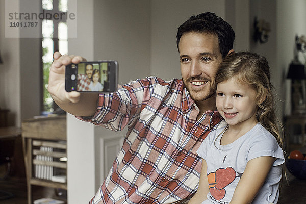 Vater posiert für Selfie mit Tochter