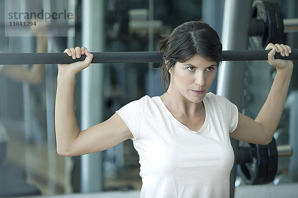 Frau trainiert im Fitnessstudio