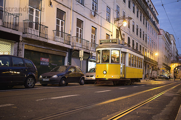 Straßenbahn in der Straße von Lissabon  Portugal