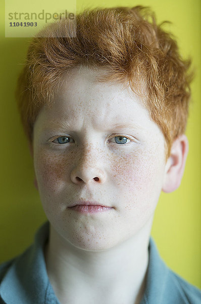 Junge mit rothaariger Stirn  Portrait