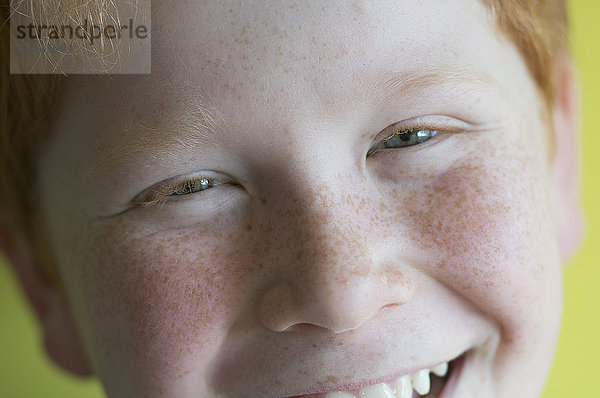 Junge lächelt fröhlich  Portrait