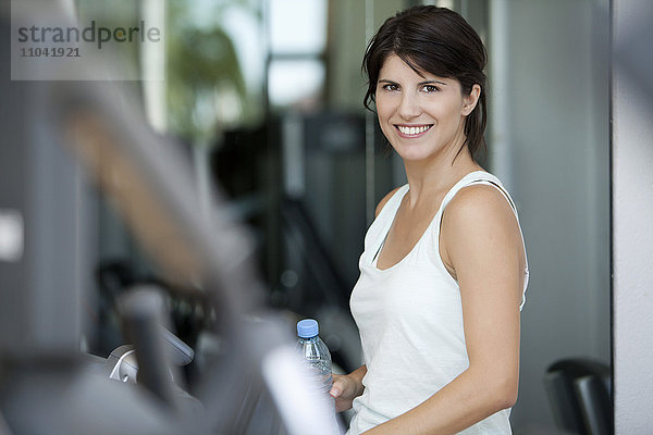 Frau lächelt im Fitnessclub  Portrait