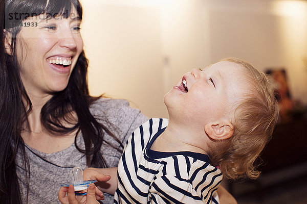Mutter und Kleinkind beim Lachen