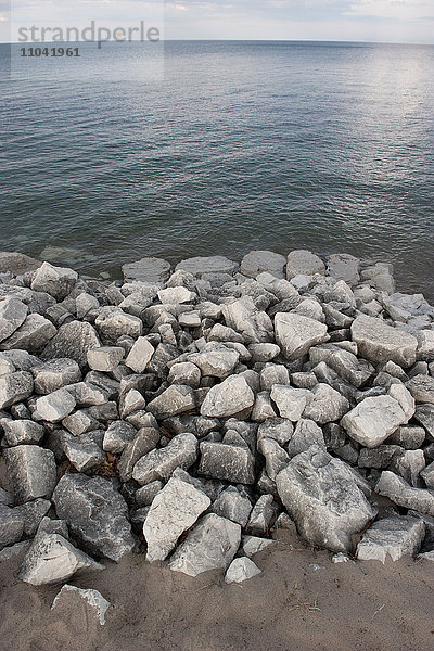 Felsen  die sich entlang der Küste stapeln
